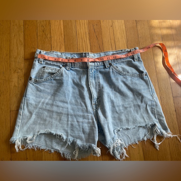 80s Vintage Light Wash Levi’s Cut off Jean Shorts - Picture 4 of 9